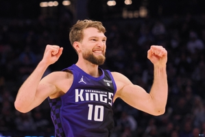 Gần gấp ba lần! Sabonis Jr thực hiện 3/6 quả trong hiệp và ghi 8 điểm, 10 rebound, 8 kiến ​​​​tạo, cộng thêm 1 lần cướp bóng và 1 cú sút.