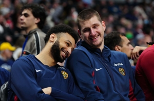 Trong hiệp một, Jokic ghi được 17 điểm, 7 rebound và 6 kiến ​​​​tạo khi bắn 8/9. Murray có 13 điểm và 4 kiến ​​​​tạo. Gordon có 13 điểm, 5 rebound và 3 kiến ​​​​tạo.