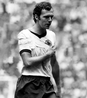 Hoàng đế là gì? Beckenbauer bị trật khớp vai ở bán kết World Cup và tiếp tục thi đấu với cánh tay được băng bó