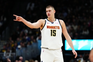 vững chắc! Jokic ghi được 15 điểm, 4 rebound, 7 kiến ​​​​tạo và 1 cú sút trong loạt sút 7/11 trong hiệp.