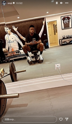 Vinicius đăng ảnh tập gym lên mạng xã hội: Poster Cristiano Ronaldo trên tường đặc biệt bắt mắt