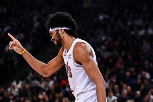 Giá trị cộng trừ +32 là cao nhất trong trò chơi! Jarrett Allen ghi được 10 điểm, 14 rebound, 3 hỗ trợ, 2 cướp và 2 cản phá khi bắn 4/5.