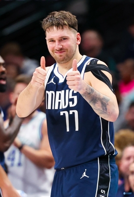 Doncic đã ghi ít nhất 30+5+5 trong 17 trên 19 trận vừa qua, khiến anh trở thành cầu thủ đầu tiên trong lịch sử.