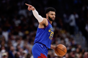 Trạng thái nóng! Jamal Murray thực hiện 8 trong số 11 cú sút trong hiệp một & 2 trong số 4 quả ba điểm, ghi 19 điểm, 4 rebound và 3 kiến ​​​​tạo.