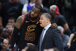 Tyronn Lue: James và tôi vẫn là bạn tốt. Tôi đã huấn luyện anh ấy trước đây và anh ấy cũng sẽ huấn luyện tôi.