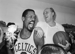 George: Tỷ lệ bắn của Bill Russell chỉ hơn 40. Đấu trường: Anh ấy làm công việc cổ xanh.