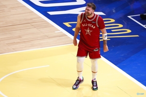 Hãy cùng chèo nhé! Doncic ghi được 7 điểm, 7 rebound và 7 kiến ​​​​tạo khi bắn 3/10. Jokic ghi 13 điểm khi bắn 6/8, 4 rebound, 9 hỗ trợ và 2 cướp.