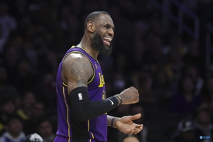 Điểm số trong sự nghiệp của James Lakers đạt 10.000 điểm, bao gồm 8.888 điểm ở mùa giải chính thức và 1.112 điểm ở vòng loại trực tiếp.