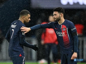 L'Equipe: Mbappé ném băng đội trưởng cho đồng đội khi bị thay ra sân. Anh cũng tức giận về lượt thay người cuối cùng.