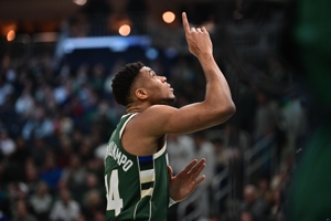 Cắt dưa và rau! Antetokounmpo thực hiện 8 trong số 12 cú sút trong hiệp, ghi 23 điểm, 8 rebound và 4 kiến ​​tạo, giúp đồng đội nới rộng khoảng cách.