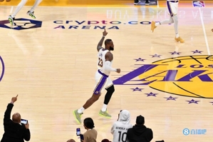 Bỏ qua: Thật xấu hổ cho James vì ​​màn ăn mừng cuối quý của anh ấy. Lakers của anh ấy đã thua 10 điểm trên sân nhà.