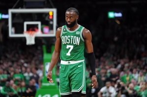 Điều kiện tuyệt vời! Jaylen Brown ghi được 19 điểm và 3 rebound trong hiệp đầu tiên với 6 trong số 12 cú sút và 5 trong số 9 quả ba điểm.