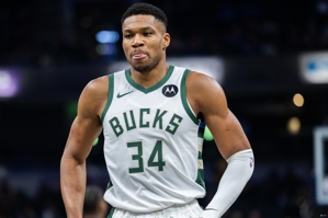 Antetokounmpo: Warriors đã tận dụng được những pha đảo ngược và ghi được 21 điểm. Chúng tôi không thể để hành vi phạm lỗi ảnh hưởng đến hiệu quả phòng ngự.