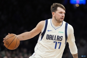 Dẫn đầu đội để vượt qua! Doncic ghi 17 điểm, 5 rebound và 5 kiến ​​​​tạo trong hiệp 3 để dẫn đầu đội.