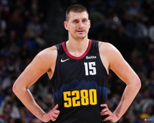 Nuggets VS Jazz vào ngày mai! Jokic bị bầm tím ở cánh tay phải, tình trạng không nghiêm trọng và nhiều khả năng anh vẫn có thể thi đấu.